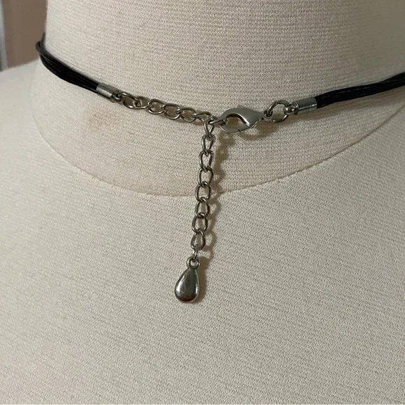 Black & Silver Arrow Necklace - Picture 4 of 4